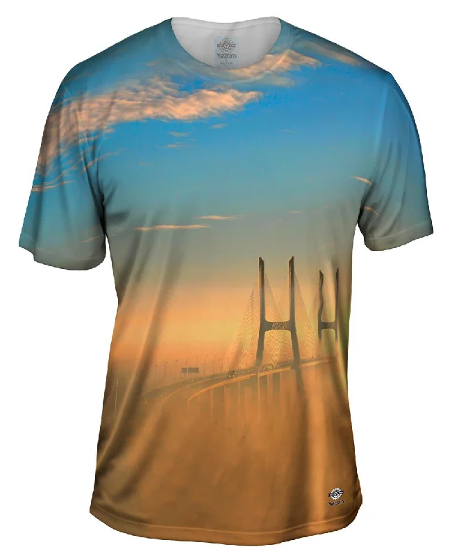 Minimalist Design T-Shirt-Bridge Fog Ponte Vasco Da Gama